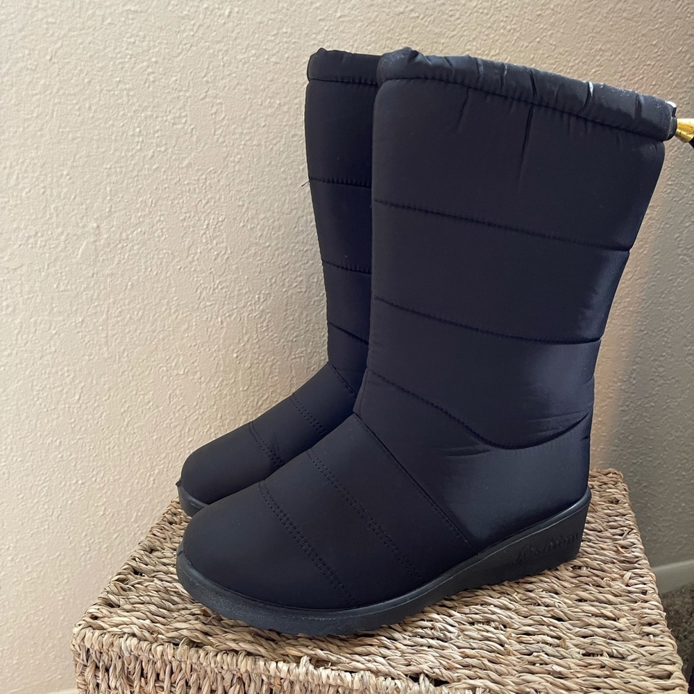 Black winter boots size 6 1/2.